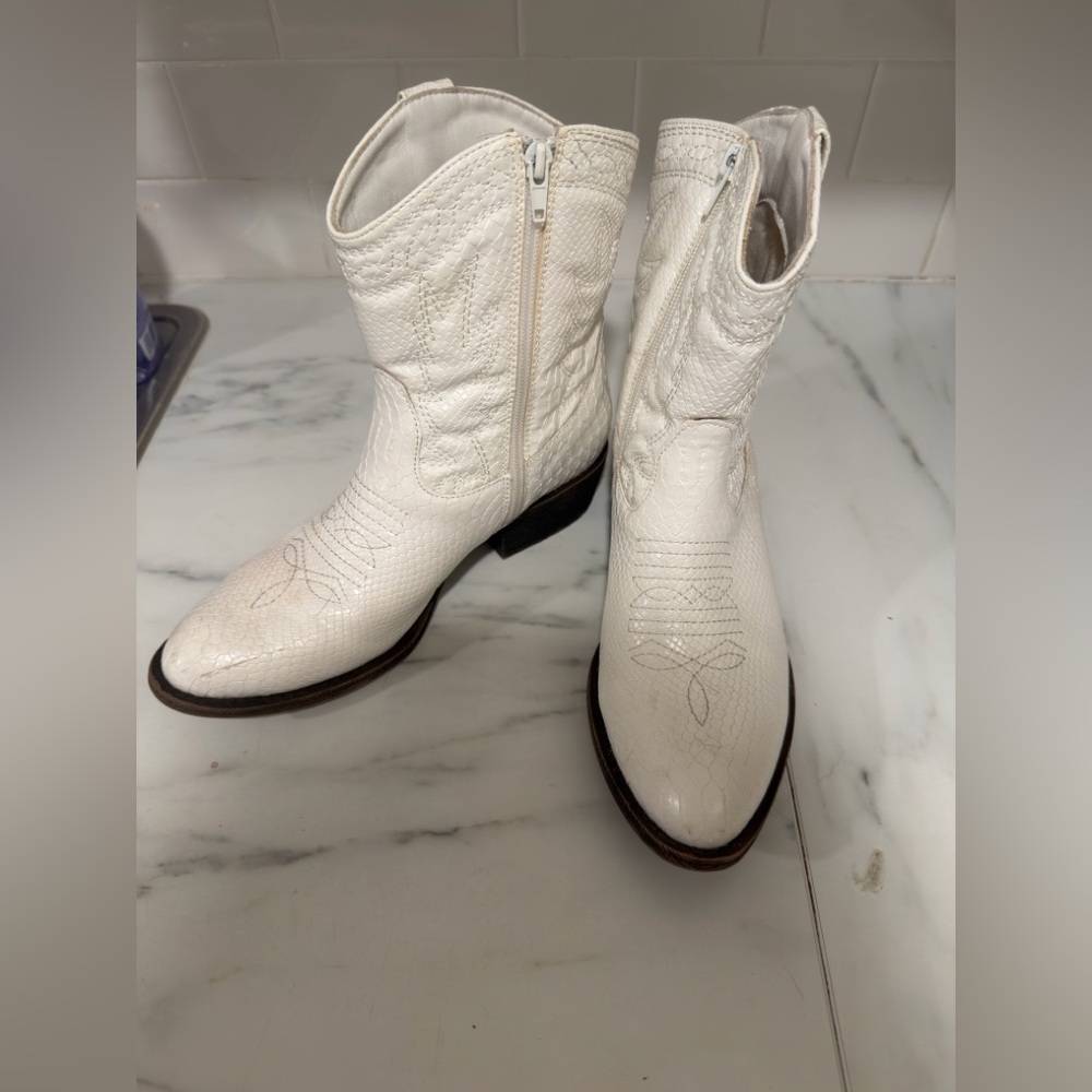 White Western-Style Women's Boots